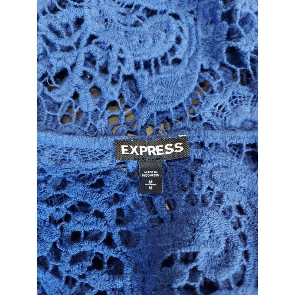EXPRESS Womens Cropped Top M Blue Lace Crochet Floral Short Sleeve Scoop Neck - Picture 3 of 3
